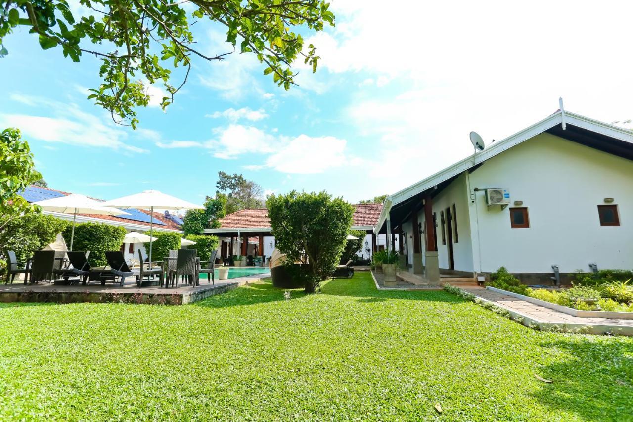 Swanee Grand Hotel Negombo Bagian luar foto