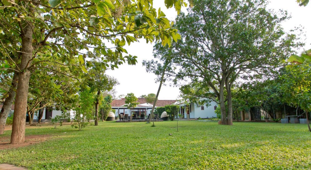 Swanee Grand Hotel Negombo Bagian luar foto