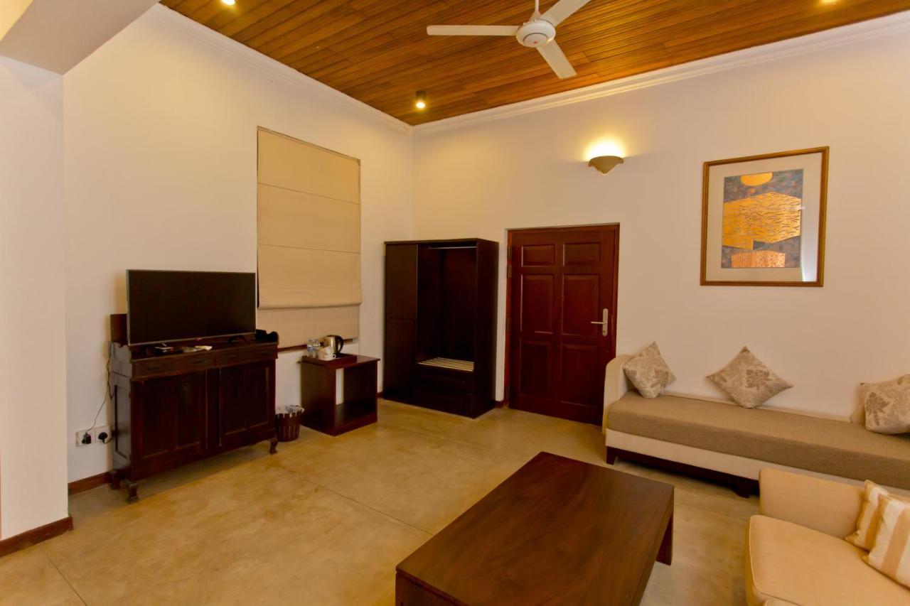 Swanee Grand Hotel Negombo Bagian luar foto