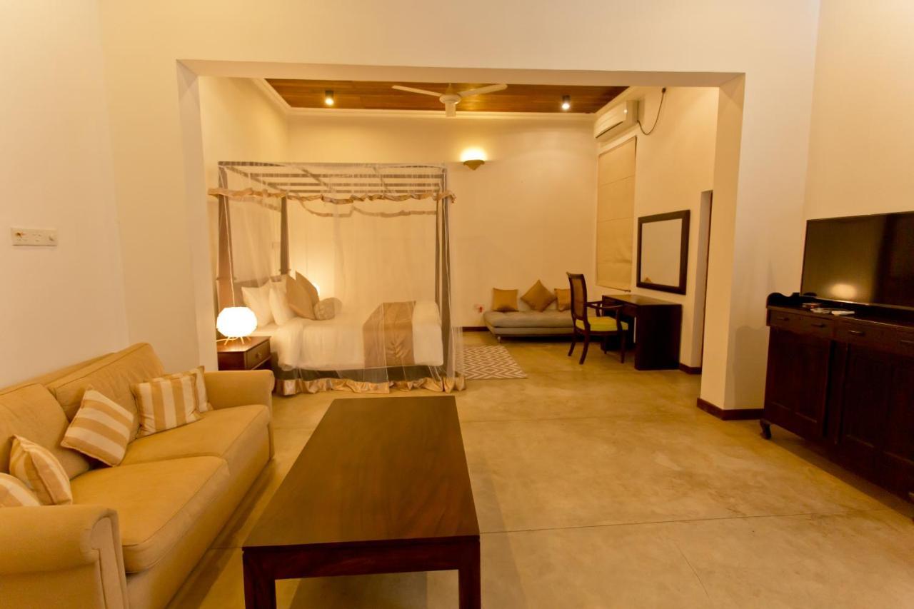 Swanee Grand Hotel Negombo Bagian luar foto