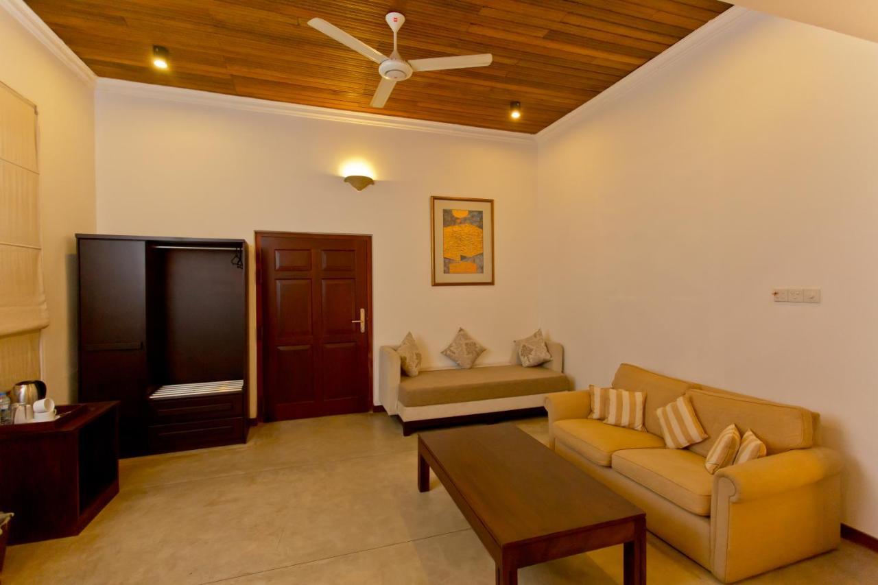 Swanee Grand Hotel Negombo Bagian luar foto
