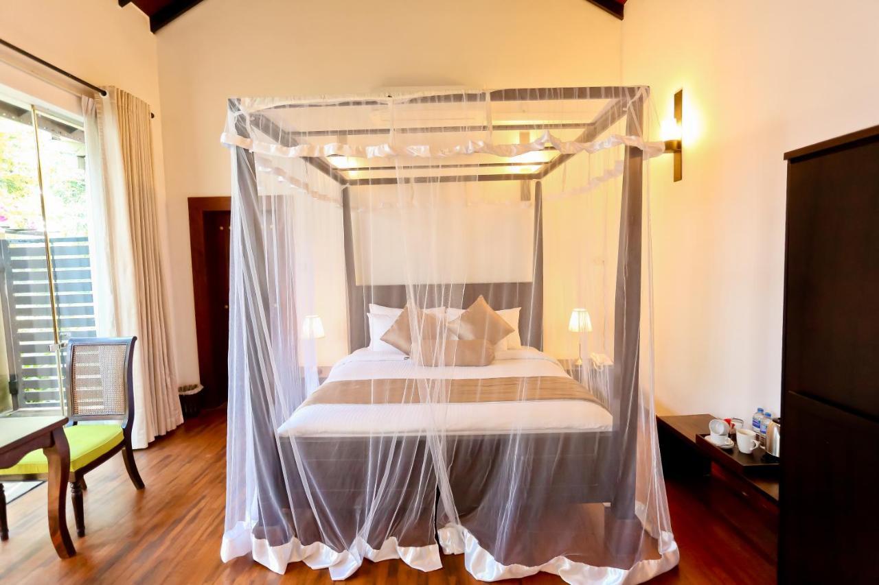 Swanee Grand Hotel Negombo Bagian luar foto