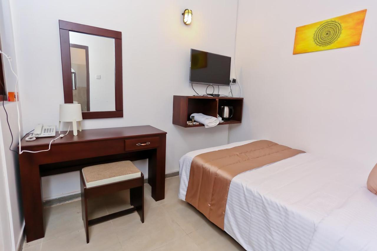 Swanee Grand Hotel Negombo Bagian luar foto