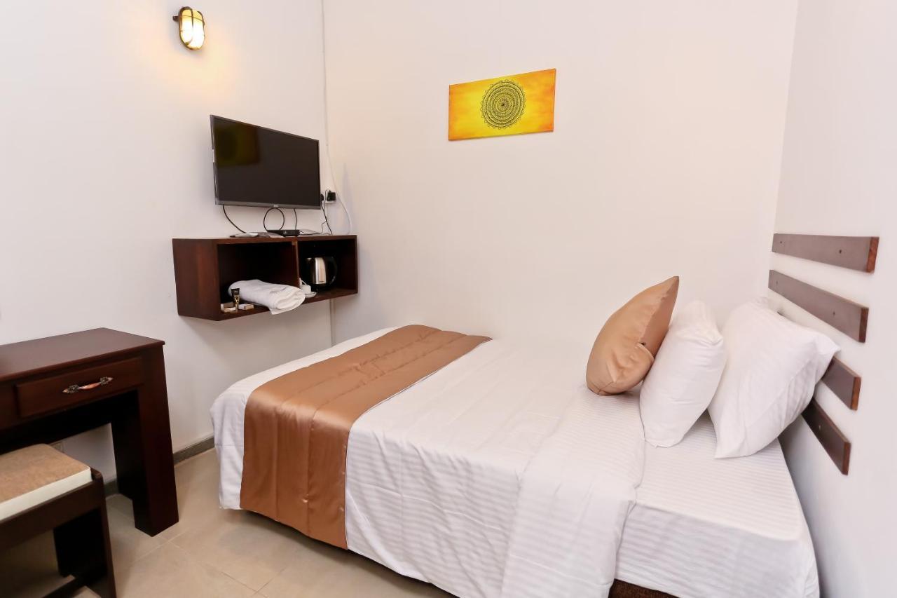 Swanee Grand Hotel Negombo Bagian luar foto