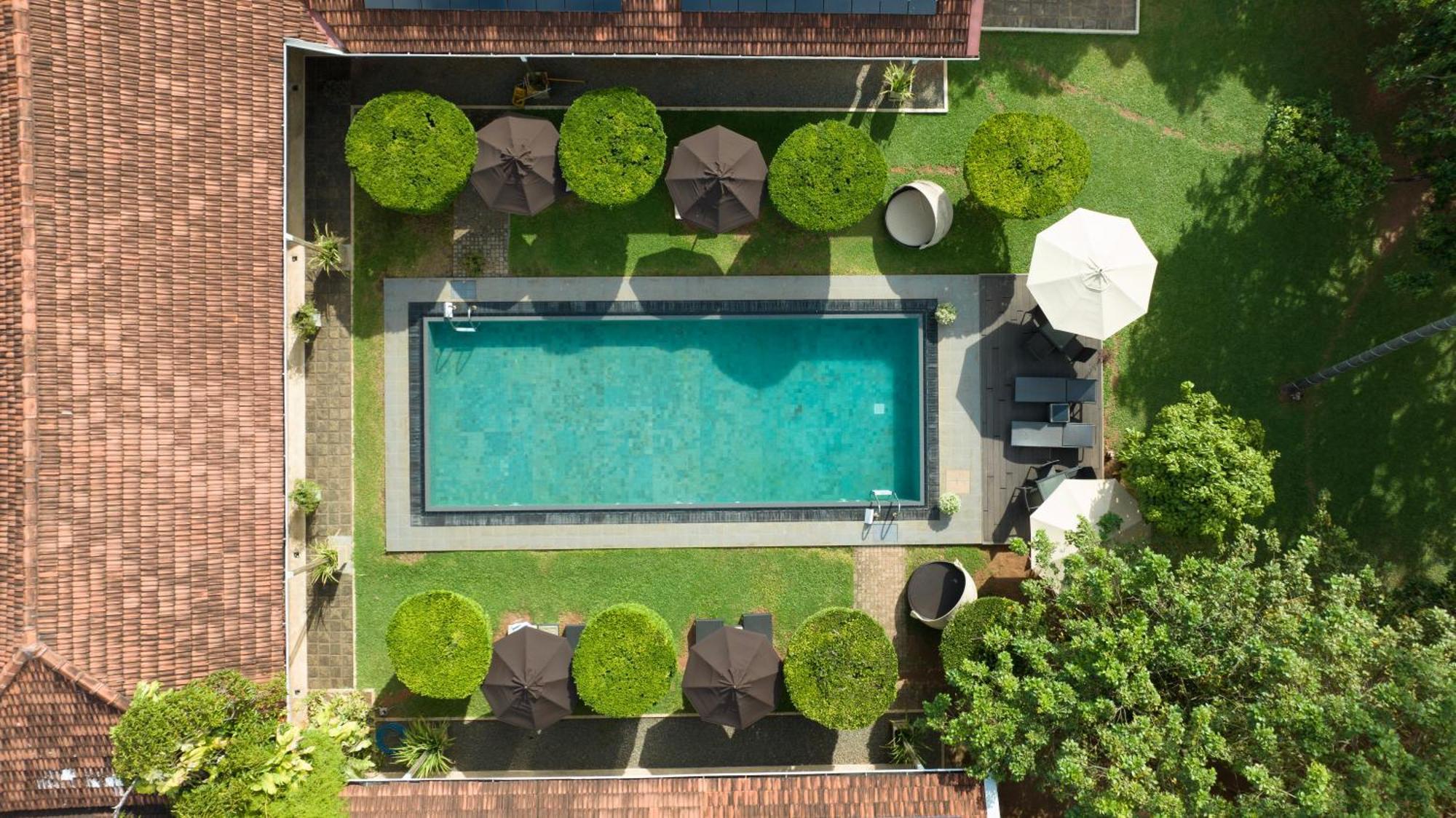 Swanee Grand Hotel Negombo Bagian luar foto