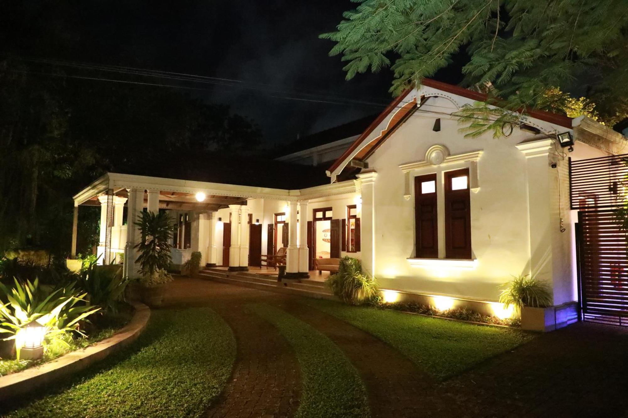 Swanee Grand Hotel Negombo Bagian luar foto