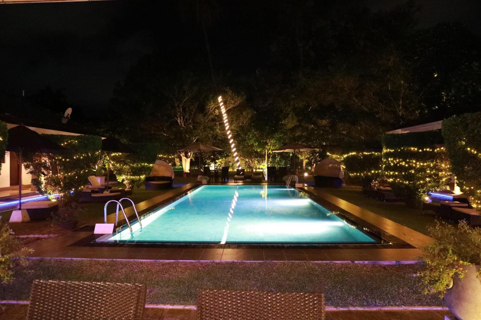 Swanee Grand Hotel Negombo Bagian luar foto
