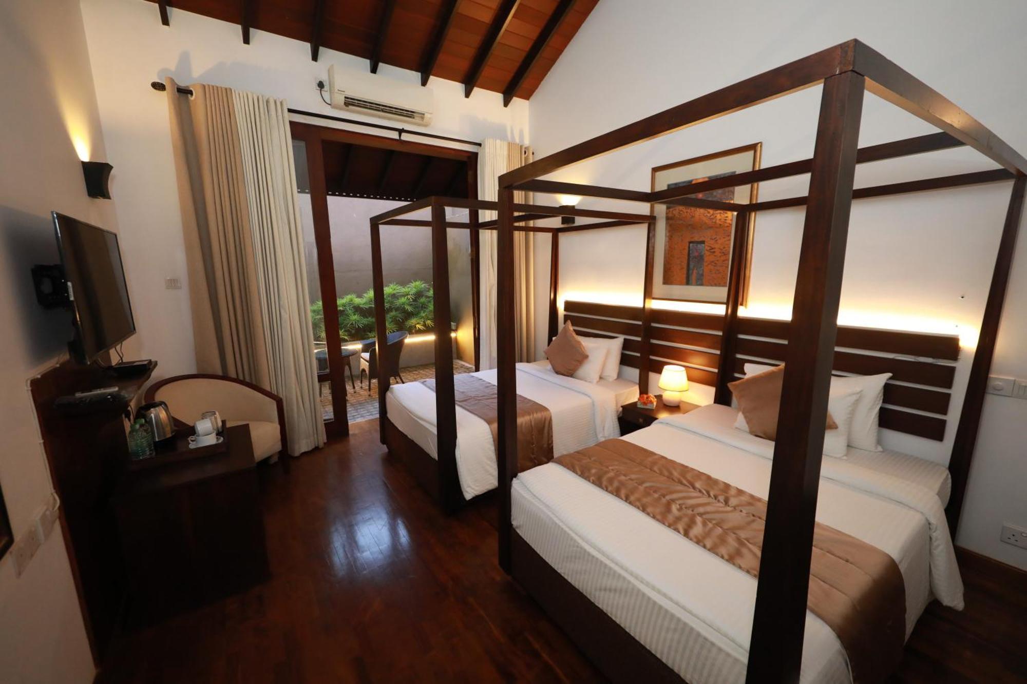 Swanee Grand Hotel Negombo Bagian luar foto