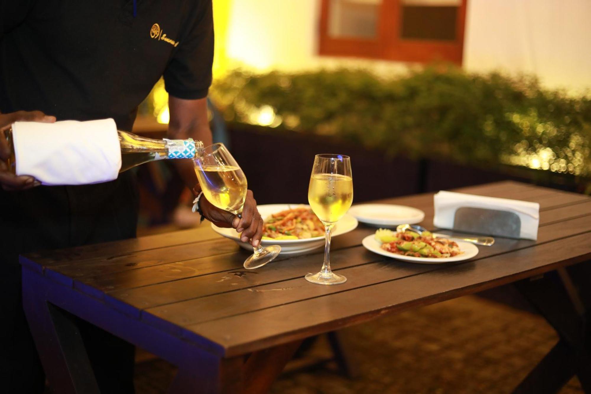 Swanee Grand Hotel Negombo Bagian luar foto