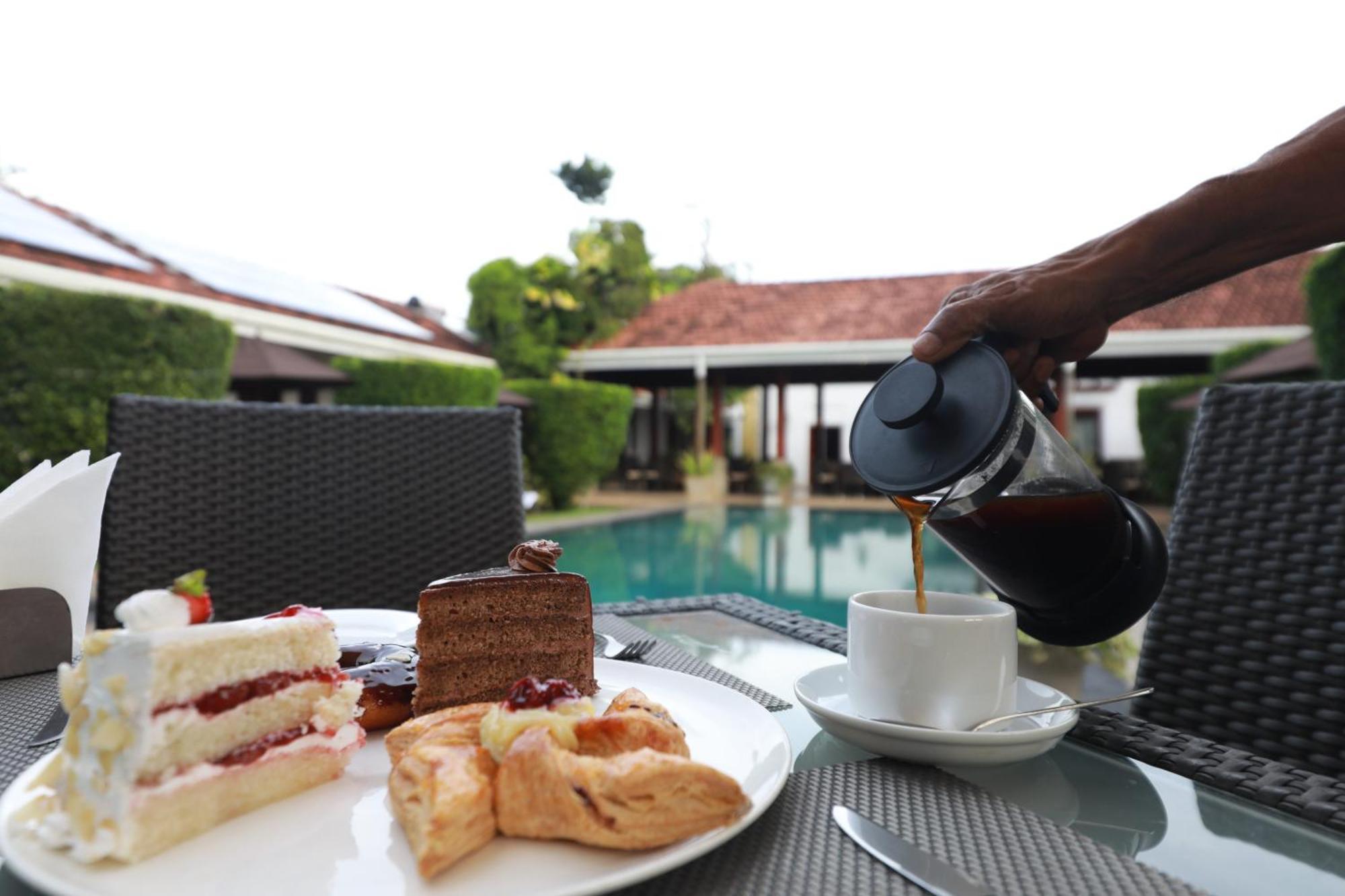 Swanee Grand Hotel Negombo Bagian luar foto