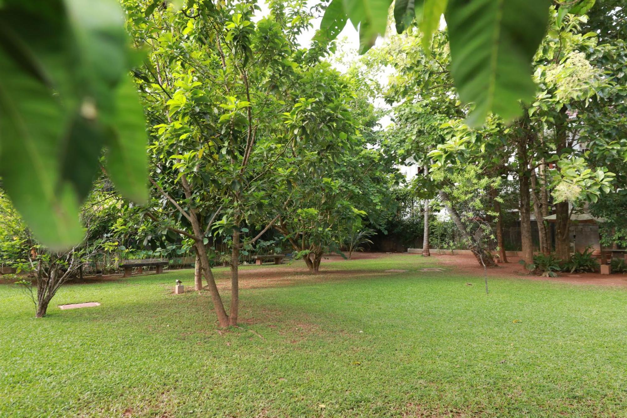 Swanee Grand Hotel Negombo Bagian luar foto