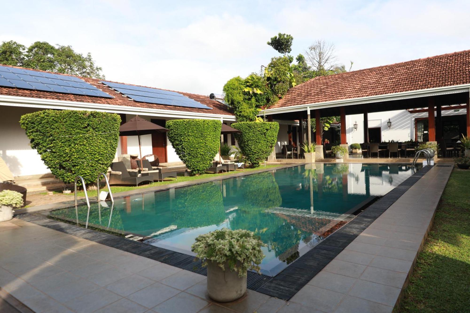 Swanee Grand Hotel Negombo Bagian luar foto