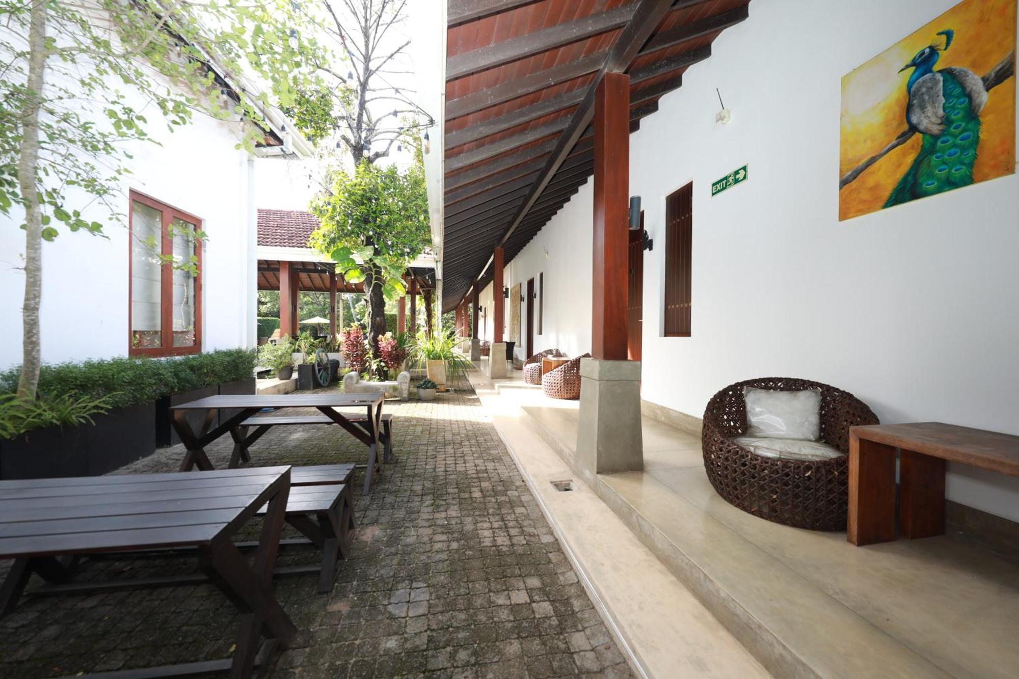 Swanee Grand Hotel Negombo Bagian luar foto