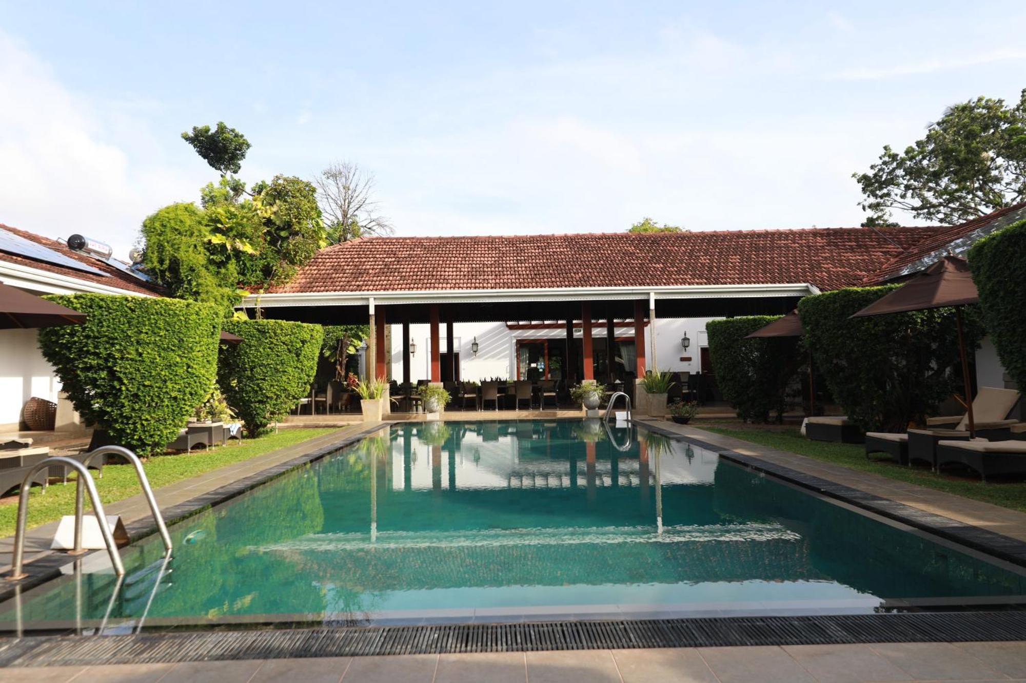 Swanee Grand Hotel Negombo Bagian luar foto